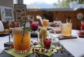 Das Prüfungsergebnis: die Absolventinnen mixten jeweils einen aus 25 möglichen Cocktails, dekorierten und servierten ihn. 