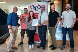 Übergabe des Curriculums zur BFI eTrainer:innenausbildung