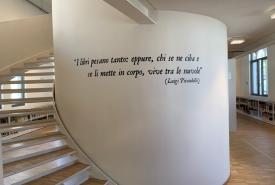 I libri pesano tanto: eppure, chi se ne ciba e se li mette in corpo, vive tra le nurvole