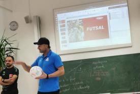 Roland Kirchler bei der PHT-Lehrer:innen-Hallenfußball-Fortbildung Futsal