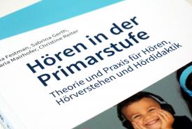 Die neue Publikation aus dem Fachbereich Deutsch-Mehrsprachigkeit über das Hören in der Primarstufe