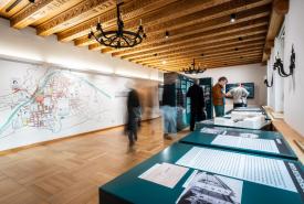 Die Ausstellung im sogenannten ehemaligen „Gauleiter-Hofer-Zimmer“ kann montags bis freitags von 9 bis 17 Uhr kostenfrei besucht werden. 