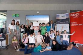 Die Volksschüler:innen übergaben einen Spende an den Verein Kurima.