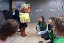 Rektorin Regine Mathies beim Vorlesetag