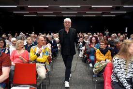 Rockprofessor“ Reinhold Bilgeri stellte seinen neuen Roman „Das Gewissen der Tauben“ vor und widmete Jazzstücke den schillernden Figuren seines Romans.