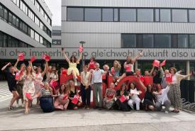 Die 25 stolzen Elementarpädagog:innen aus Tirol, drei davon aus Vorarlberg, schlossen Ende Juni ihre Ausbildung ab. Sie können sich ab Sommer 2025 mit einem neuen Bachelorstudium weiter professionalisieren und einen akademischen Abschluss erwerben.