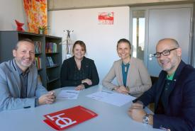 Stefan Greuter (PH Tirol), Margit Raich (Vizerektorin PH Tirol), Bettina Ellinger (JRK Tirol) und Philipp Schumacher (JRK) bei der Unterzeichnung des Kooperationsvertrags.Tirol