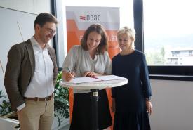 Rektorin Regine Mathies, Deborah Hartmann (Haus der Wannsee-Konferenz) und Patrick Siegele kamen am 2.8.2023 zur Unterzeichnung des Kooperationsvertrags zusammen.