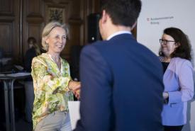 Cornelia Walder, Direktorin der Praxisvolksschule nahm das Lesegütesiegel in einer feierlichen Zeremonie im Festsaal des BMB entgegen.
