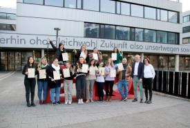 Die 13 Absolvent:innen des Hochschullehrgangs „Elementarpädagogik“ starten hochqualifiziert in den Beruf. Im Bild mit Lehrgangsleiter Bernhard Koch und der Leiterin des Instituts für Elementarpädagogik an der PH Tirol Daniela Klingler (rechts).