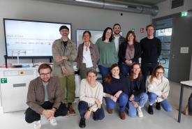 Das Projektteam von ProQ-Steam freut sich gemeinsam mit Vizerektorin Margit Raich über den Zuschlag des Kommunikationspakets. 