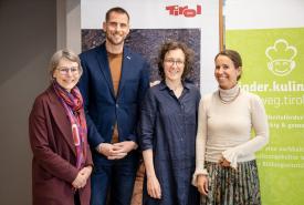 Der Fachdialog des kinder.kulinarik.weg.tirol wurde von der PH Tirol gemeinsam mit der Agrarmarketing Tirol organisiert. V.l.n.r. Gabriele Bogner-Steiner (PH Tirol), Matthias Pöschl (Geschäftsführer, Agrarmarketing Tirol), Ute Ammering (Agrarmarketing Tirol), Vizerektorin für Forschung und Entwicklung Cathrin Reisenauer (PH Tirol).