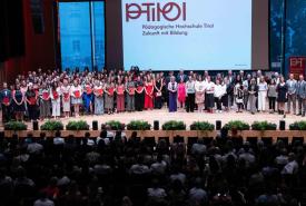 Rund 80 Junglehrer:innen und Elementarpädagog:innen wurden feierlich graduiert.