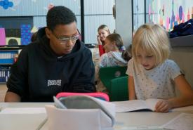 Ein Schüler der Mittelschule begleitete eine Volksschülerin im Unterricht.
