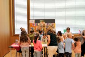 Jede Schule präsentierte ihre Arbeiten und Lernprodukte aus dem Programm „Jedes Kind stärken“ mit einem eigenen Stand.