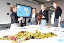 Ein Workshop präsentierte Materialien für die Sommerschule zum Thema Kinder dieser Welt. Lisa Wallner berichtet von ihrem Sommerschule-Projekt über Tshumbe in D.R.Kongo.