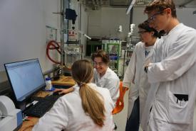 Die Schüler:innen der HTL Kramsach arbeiten an einem Reaktor zur Umwandlung von CO2 in grünes Methanol.