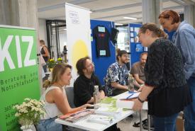 Im Rahmen der Veranstaltung stellten sich auch verschiedene Unterstützer:innen für Schulen vor.