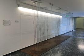 Die Kunstinstallation „Marionettentheater“ am Innsbrucker Landesgericht ist eines der über hundert Erinnerungszeichen, die im Rahmen von DERLA dokumentiert wurden. 