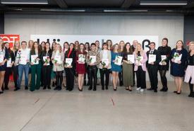 Die Absolvent:innen mit Rektorin Regine Mathies