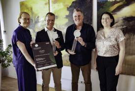 WK-Präsidentin Barbara Thaler und UBIT-Obfrau Sybille Regensberger gratulieren Klaus Schneider und Dieter Duftner zun großen Erfolg.