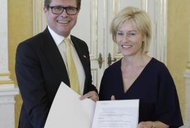 Dekretübergabe an Regine Mathies 