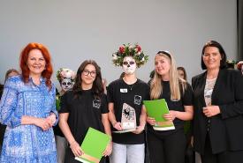 LRin Hagele (links) gratuliert gemeinsam mit Barbara Thaler, Präsidentin der Wirtschaftskammer Tirol (rechts), den Wettbewerbssiegerinnen im Fachbereich „Gesundheit/Schönheit/Soziales“.