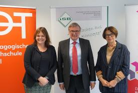 Bei der Unterzeichnung des Kooperationsvertrages: Dr. Margit Raich (Vizerektorin für Forschungs- und Entwicklungsangelegenheiten PHT), Anselm Räde (Direktor des ISB), Gertrud Verdorfer (Abteilungsdirektorin der Pädagogischen Abteilung der Deutschen Bildungsdirektion in Südtirol)