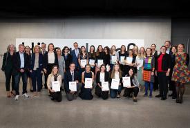 Die Absolvent:innen der Mastefeier mit ihren Betreuer:innen, Institutsleiterin IEP und Rektorat