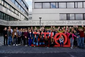 Absolvent.innen-Gruppenbild