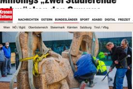 Millonigs „Zwei Studierende“ schmücken den Campus