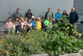 Gruppenbild beim Gartenbeet