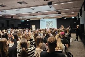 Erstsemestrige im großen Hörsaal