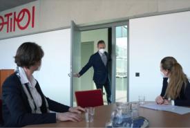 Rektor Thomas Schöpf nimmt die beiden Vizerektorinnen mit auf den Rundgang durch die PHT